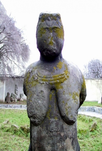 Уникальные каменные бабы в Днепропетровске: Какую тайну хранят столбы-исполины древних половцев