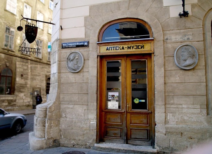 Где найти приворотное зелье, лечебных пиявок и другие проверенные снадобья: 5 старинных аптек-музеев