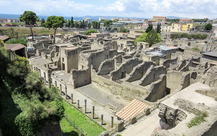 Как выглядел древнеримский город Геркуланум, погребенный под лавой Везувия