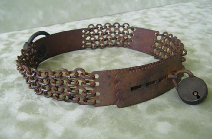 Как изменялись собачьи ошейники от Древнего Египта до наших дней: Шипы, замки и бриллианты