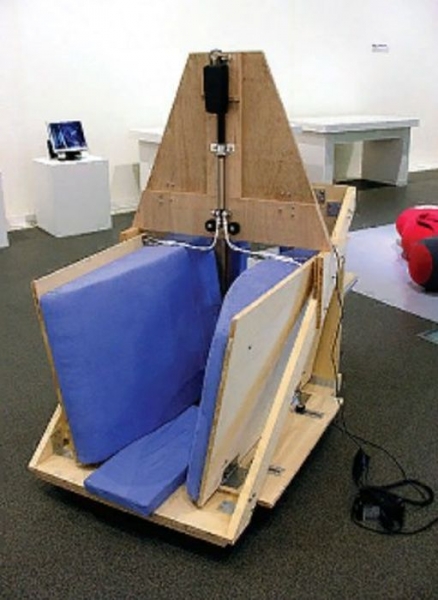 Как женщина-аутист изобрела «обнимательную» машинку и стала профессором