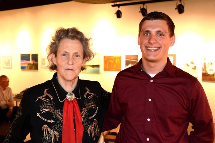 Как женщина-аутист изобрела «обнимательную» машинку и стала профессором