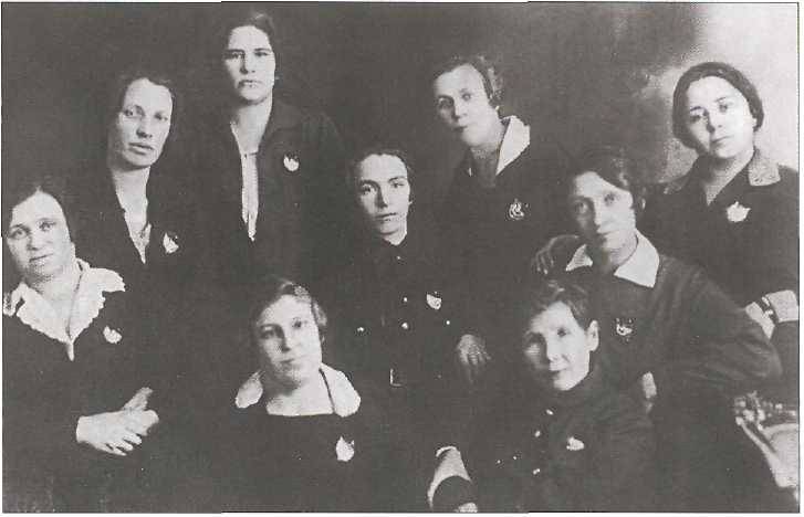 Красны девицы с орденом на блузке. Часть 3