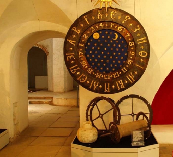 Как выглядели Кремлевские куранты во времена Ивана Грозного и Екатерины II: Знаки зодиака, буквы, Солнце и Луна