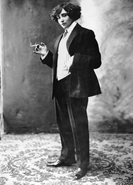 «Зад видно!»: Как и почему в XIX веке женщинам не позволяли носить брюки