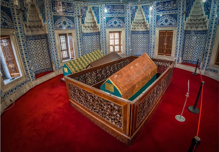 Самые знаменитые могилы цариц и королев прошлого: От легендарной волшебницы до ревнивой жены