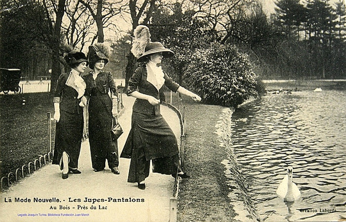 «Зад видно!»: Как и почему в XIX веке женщинам не позволяли носить брюки
