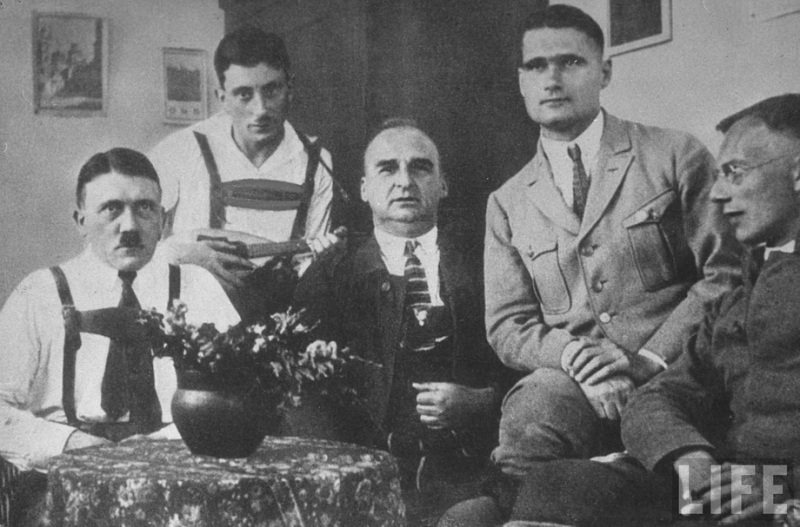 Зачем советская пропаганда в 1941 году изображала Гитлера гомосексуалистом?