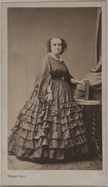 Как прекрасная дочь великого писателя потеряла рассудок от неразделенной любви: Адель Гюго