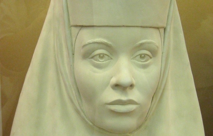 Почему невестка Ивана Грозного добровольно отказалась от короны, и что вызывало народное возмущение