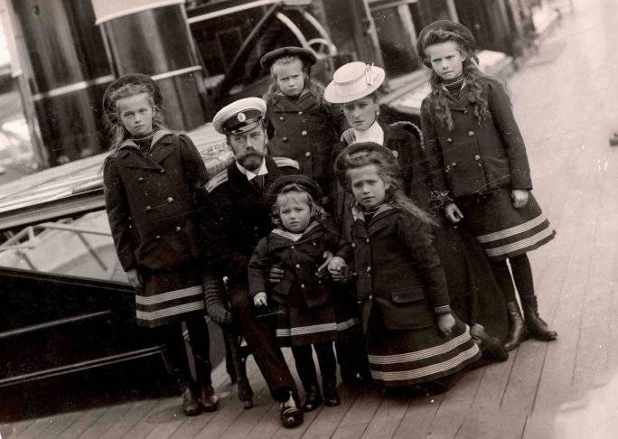 Почему Николай II не уехал за границу после Февральской революции