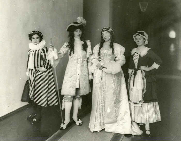  Как праздновали Новый год в Смольном институте? 