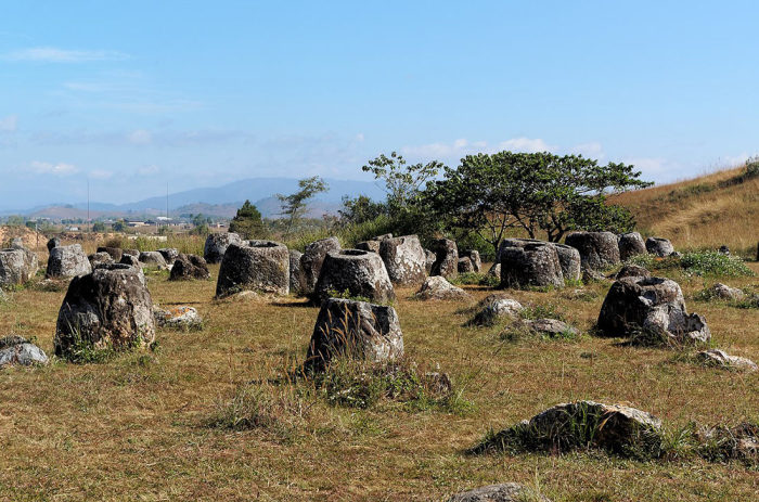 Каменные «банки» Лаоса: откуда взялись на плато Сианкхуанг тысячи сосудов-мегалитов?