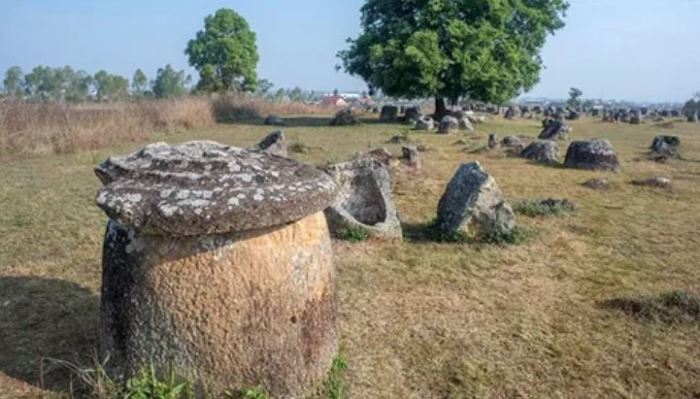 Каменные «банки» Лаоса: откуда взялись на плато Сианкхуанг тысячи сосудов-мегалитов?