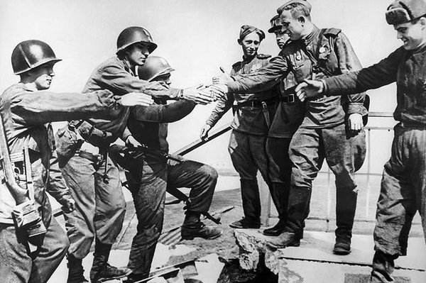 Зачем Сталин подарил Рузвельту фильм «Волга-Волга»?