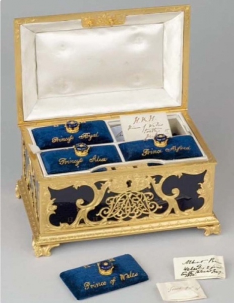 Памятные украшения королевы Виктории, среди которых встречались и весьма странные