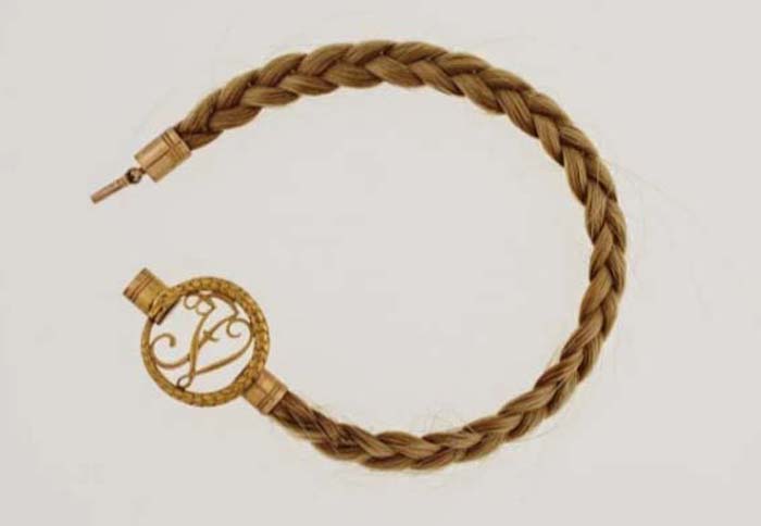 Памятные украшения королевы Виктории, среди которых встречались и весьма странные