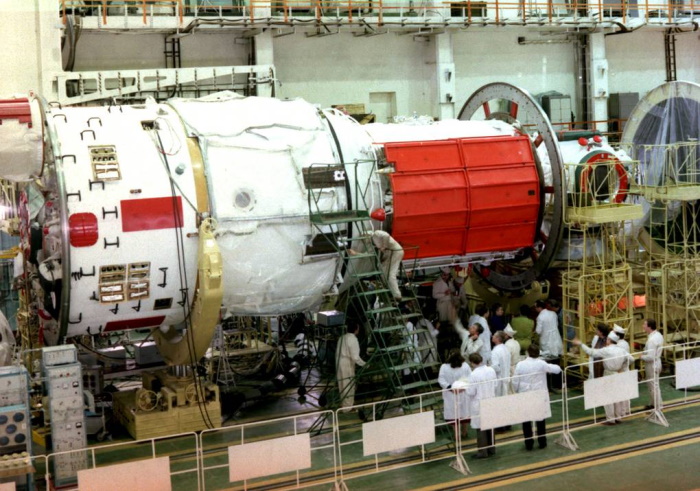 Обитаемый «Мир»: люди, наука и рекорды