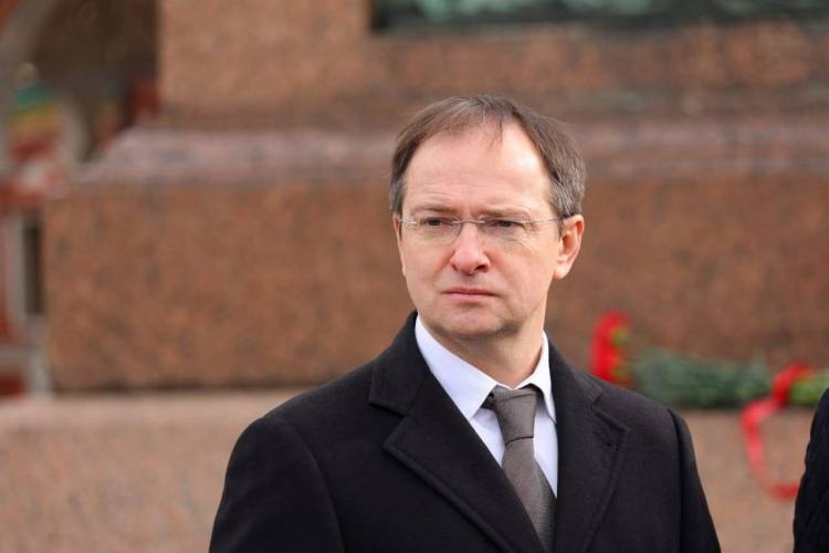 На отказ Украины праздновать День Победы 9 мая