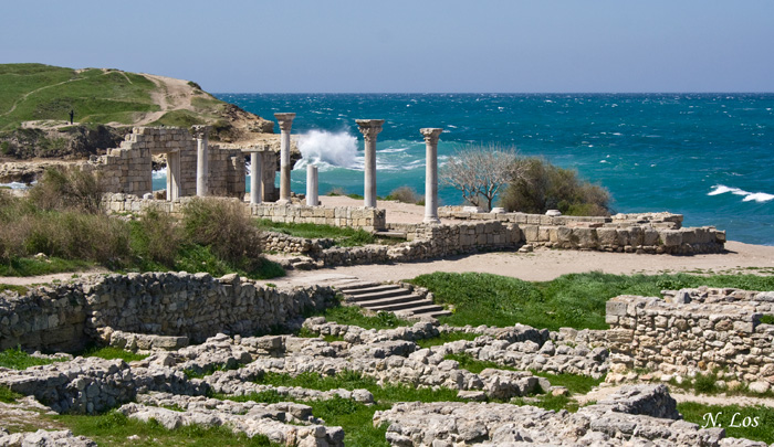 Зачем люди селились в склепах: В Крыму обнаружено ранее скальное поселение