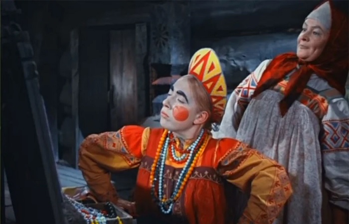 Как изменялись стандарты женской красоты в России: Зачем чернили зубы, белились свинцом и другие модные тренды прошлого