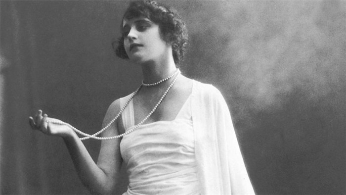 Как изменялись стандарты женской красоты в России: Зачем чернили зубы, белились свинцом и другие модные тренды прошлого