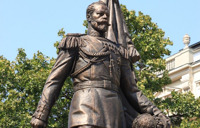 За какие заслуги в столице Сербии установили памятник русскому царю Николаю II