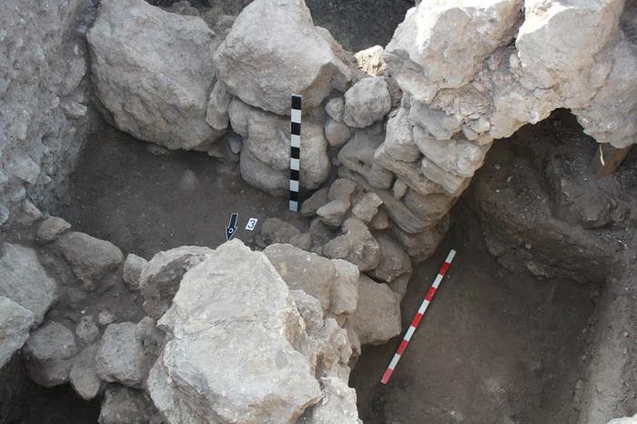 Зачем люди селились в склепах: В Крыму обнаружено ранее скальное поселение