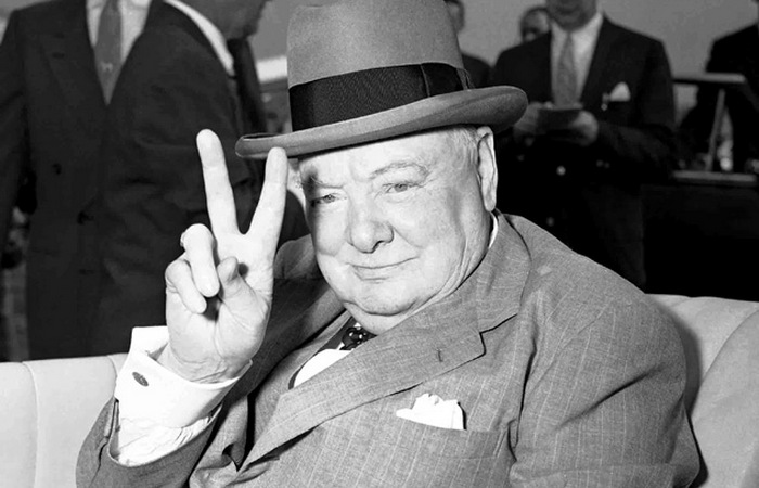 Почему Черчилль хотел выпить кофе с ядом и другие шутки великих людей