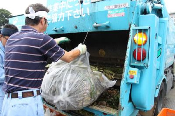 Зачем японцы прикрепляют к пакетам с мусором записки, кому они предназначены и что в них написано