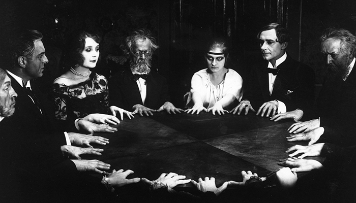 Как Конан Дойл общался с умершим сыном, или Почему пандемия 1918 года привела к увлечению спиритизмом