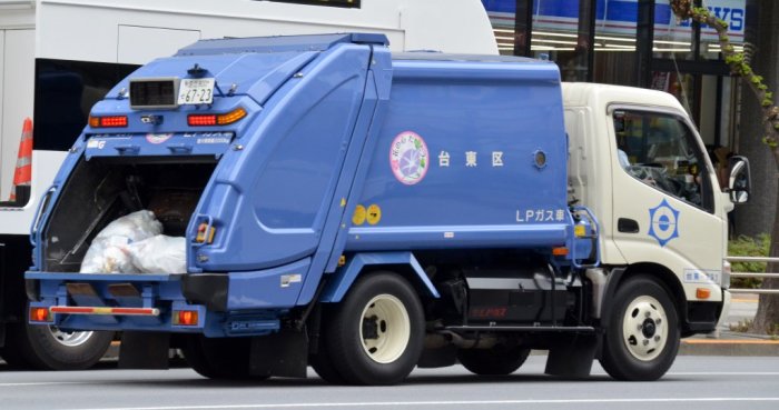 Зачем японцы прикрепляют к пакетам с мусором записки, кому они предназначены и что в них написано