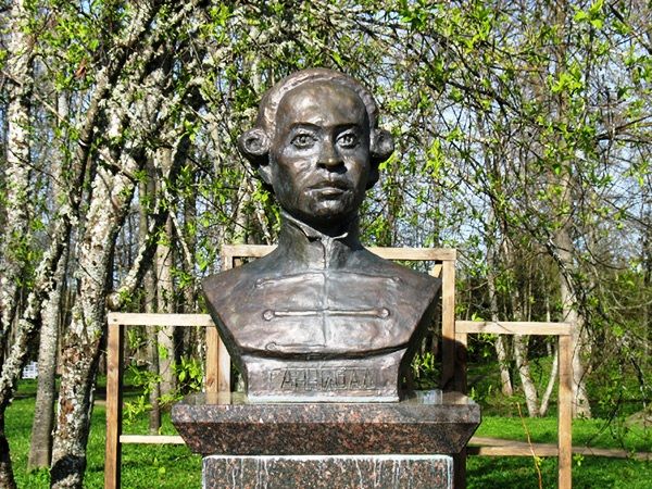 Кем был первый русский темнокожий генерал, как появилась афродеревня на Кавказе и другие малоизвестные факты из «чёрной» истории России