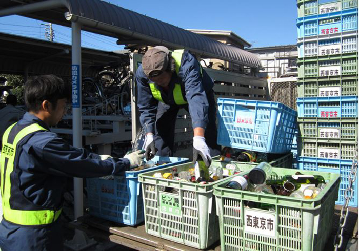 Зачем японцы прикрепляют к пакетам с мусором записки, кому они предназначены и что в них написано