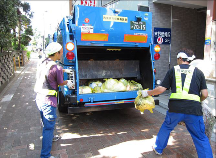 Зачем японцы прикрепляют к пакетам с мусором записки, кому они предназначены и что в них написано