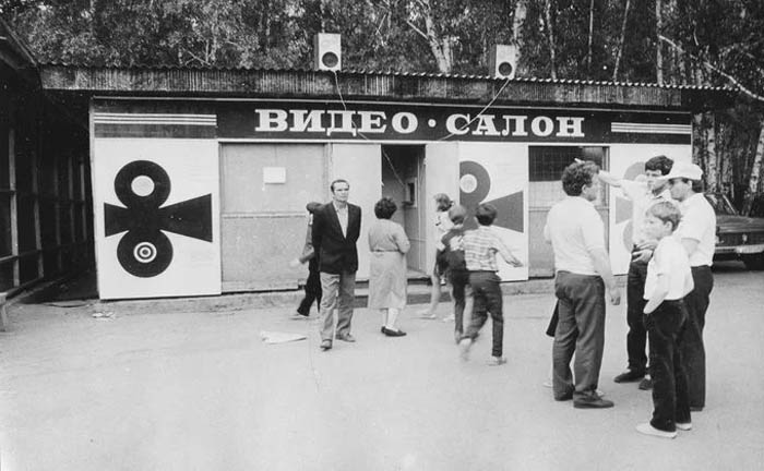 Что показывали в первых советских видеосалонах и почему они пользовались огромной популярностью