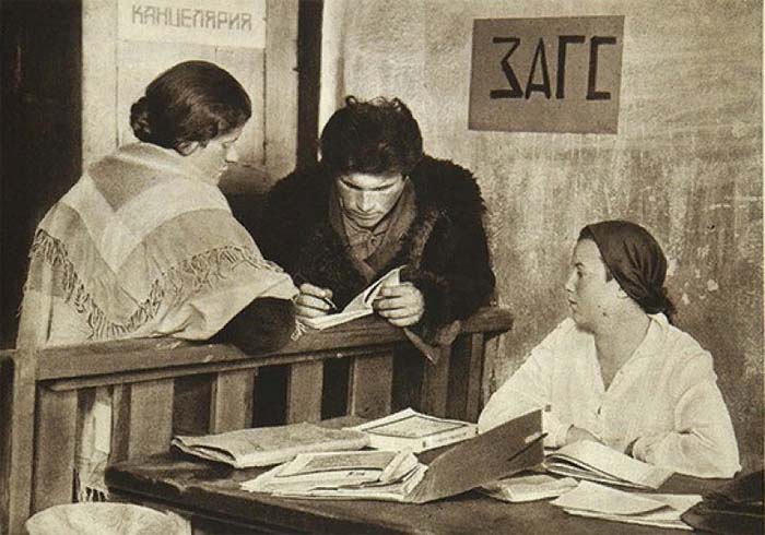 Как самый узнаваемый строитель 30-х годов и «эталон комсомольца» стал предателем Родины