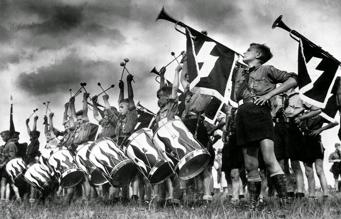 Как Гитлеру удалось превратить образованную молодёжь в безжалостных нацистов