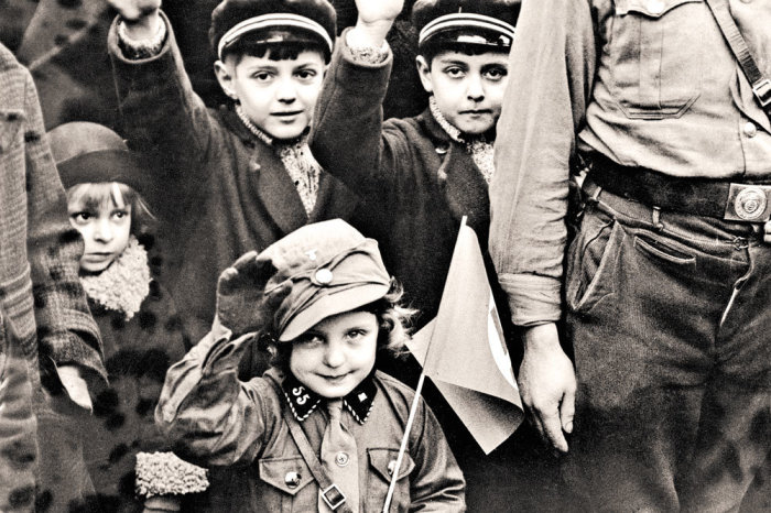 Как Гитлеру удалось превратить образованную молодёжь в безжалостных нацистов