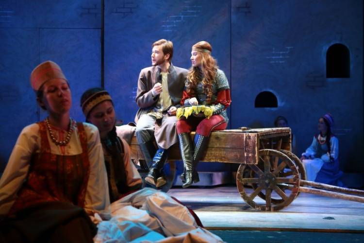 Программа "Большие гастроли-онлайн" отметит День России спектаклем-реставрацией исторической хроники, постановкой о мужестве и самоотверженности русского народа