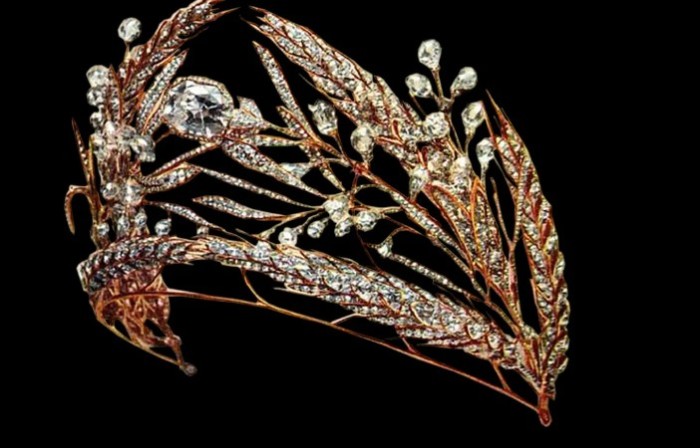 Откуда у британской королевы Елизаветы II тиара из потерянных фамильных сокровищ Романовых