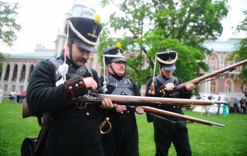 Зачем солдатам пуговицы на рукавах?