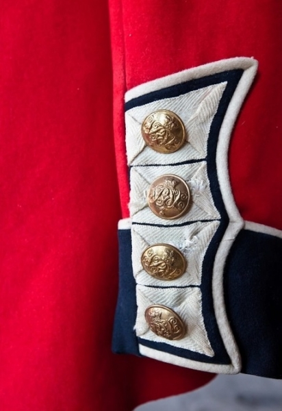 Зачем солдатам пуговицы на рукавах?