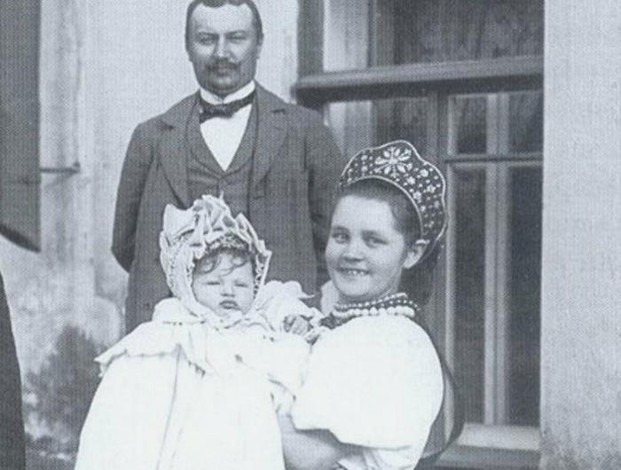 Почему богатые матери не кормили детей сами, и Куда кормилицы девали своих малышей