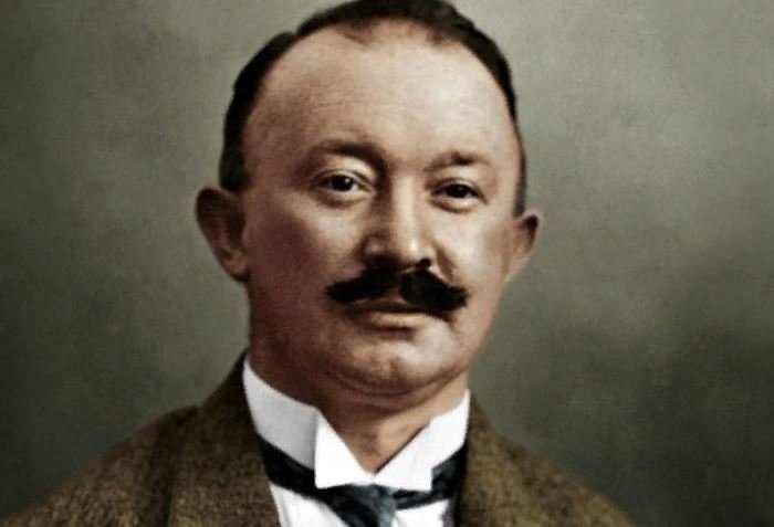 Был ли основатель Hugo Boss личным стилистом Гитлера, и За что известный Дом моды приносил извинения