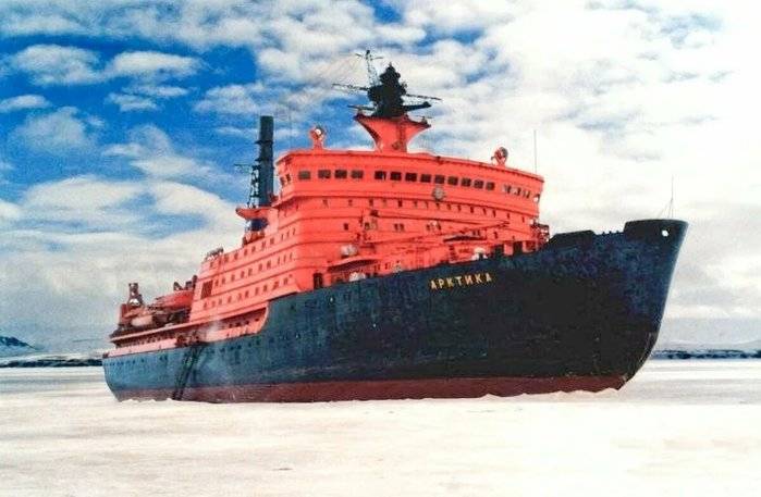 17 августа 1977 года советский атомный ледокол «Арктика» впервые в истории мореплавания достиг Северного полюса