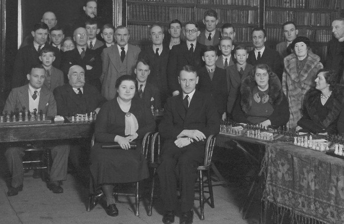 Как первая шахматная королева едва не отправила известного гроссмейстера в женский балет: Вера Менчик