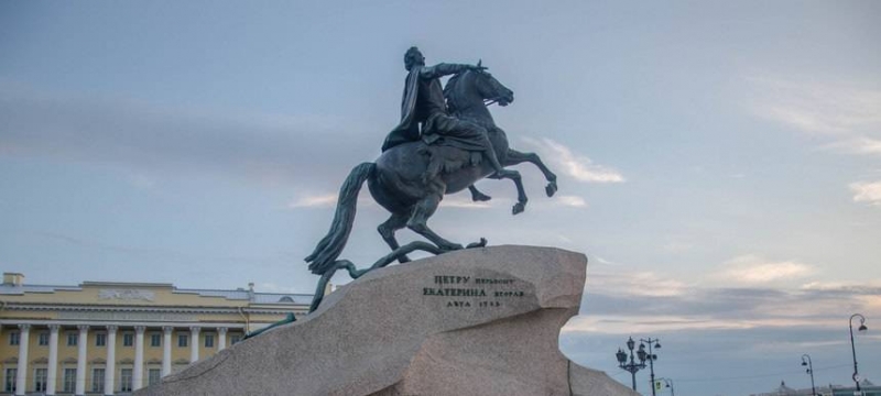  18 августа 1782 года в Санкт-Петербурге торжественно открыт памятник Петру I («Медный всадник») 