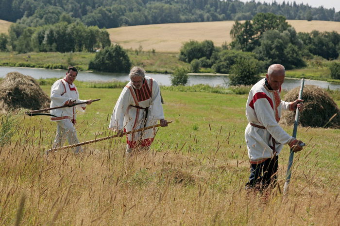 Как богатые люди на Руси крестьян развлекали и какие праздники для них устраивали