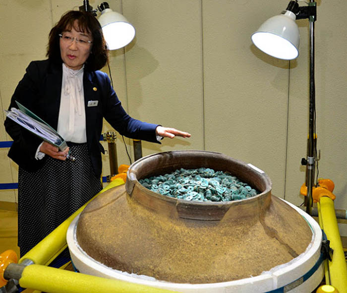 Какие тайны открыл учёным 600-летний самурайский кувшин с монетами, найденный в Японии